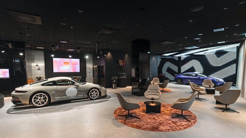 Das Porsche-Studio Baden-Baden bietet mindestens zwei Ausstellungsfahrzeugen Platz. (Bild: Porsche AG)