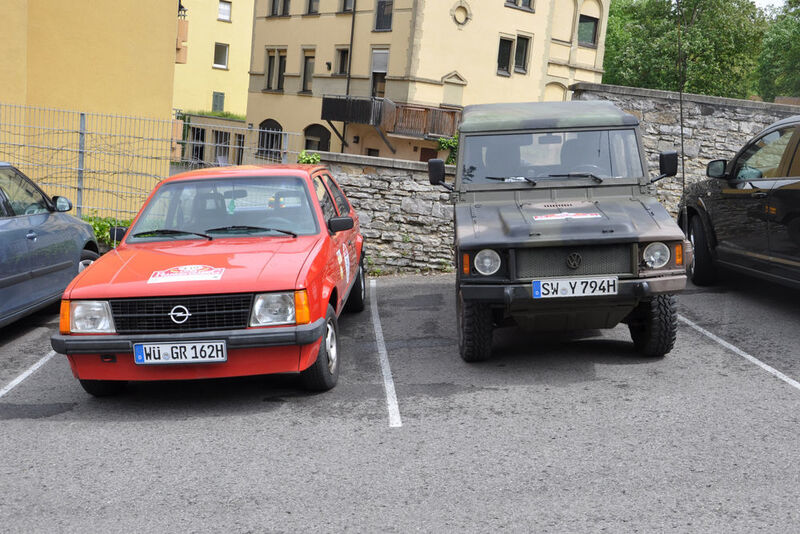 Die Autos der beiden Reporter-Teams von »kfz-betrieb« einträchtig nebeneinander. (Foto: Grimm/Dominsky)