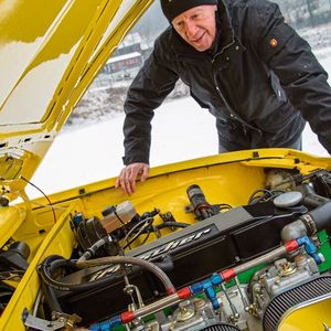 Beim historischen Nachbau befeuern drei Doppelvergaser den Reihensechszylinder und sorgen zsuammen mit klassischem Motortuning für deutlich über 200 PS. 1973 waren es aufgrund der Vorschriften mit 175 PS nur rund 15 PS mehr als beim Serienmodell. Von dem unterschied sich der Rallyewagen zudem durch fehlende Teppiche, Isolation und Rückbank. Dafür kamen zwei Rennsitze und ein Überrollkäfig rein.(Bild:  Irmscher)