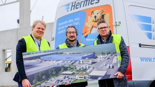 Hermes-Richtfest am 12. Januar 2023 (v.l.): Christoph S. Peper (Geschäftsführer der Peper & Söhne Unternehmensgruppe GmbH), Dirk Mocker (Bürgermeister der Gemeinde Thiendorf) und Marco Schlüter (Chief Operations Officer der Hermes Germany GmbH) mit einer Visualisierung des entstehenden Logistik-Centers. (Bild: Hermes Germany / A. Müller)