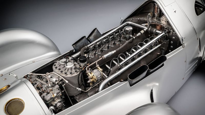 Der 16-Zylindermotor ist mit einem Kompressor ausgestattet und verfügt über einen Hubraum von 6.005 ccm (analog Auto Union Typ C von 1936). Die Leistung beträgt 520 PS (382 kW) bei 4.500 U/min. (Bild: AUDI AG)