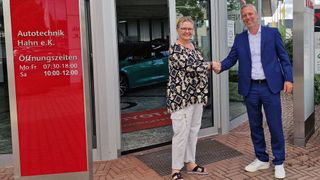 Die bisherige Chefin von Autotechnik Hahn, Barbara Hahn, bleibt auch nach der Übernahme in Kulmbach als Betriebsleiterin aktiv. Thomas Bezold, der Vertriebsgeschäftsführer von Motor-Nützel Automobile, freut sich auf die künftige Zusammenarbeit. (Bild: Motor-Nützel)