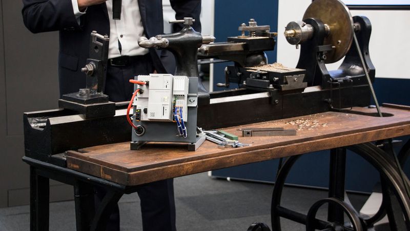 Das Herzstück der „getunten” Drehbank: Das IoT-Gateway, das die Daten der Sensoren sammeltn und zur Auswertung visualisiert. (K.Juschkat/konstruktionspraxis)