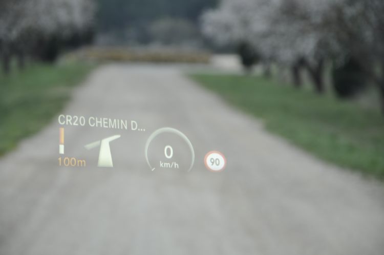 Ebenfalls neu in der C-Klasse ist ein Head-up-Display. Diese Technik blendet Fahrinformationen zusätzlich direkt ins Blickfeld des Fahrers in die Frontscheibe ein. (Foto: Richter)