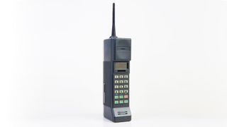 Ein klassischer „Knochen“, der zu Beginn der GSM-Ära im Einsatz war. (Bild: Roman Vukolov - stock.adobe.com)