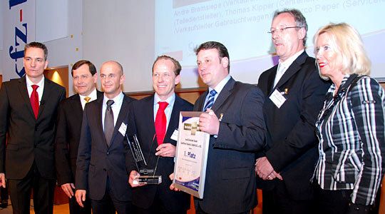 Thomas Kipper (Mitte) vom Audi Zentrum Essen sah die Motivationsleistung seines Teams gewürdigt. Das Autohaus hat in den vergangenen Monaten entscheidende Betriebskennzahlen deutlich verbessert. (Archiv: Vogel Business Media)