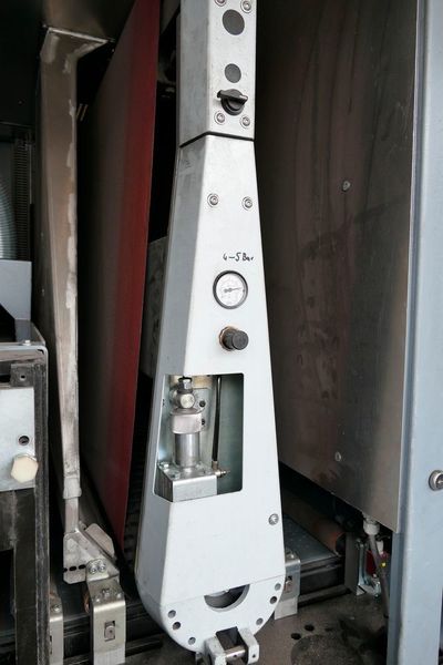 Mit dem Schleifaggregat in der ersten Station wird der Grat an lasergeschnittenen Blechteilen sicher entfernt.  (Kuhn)