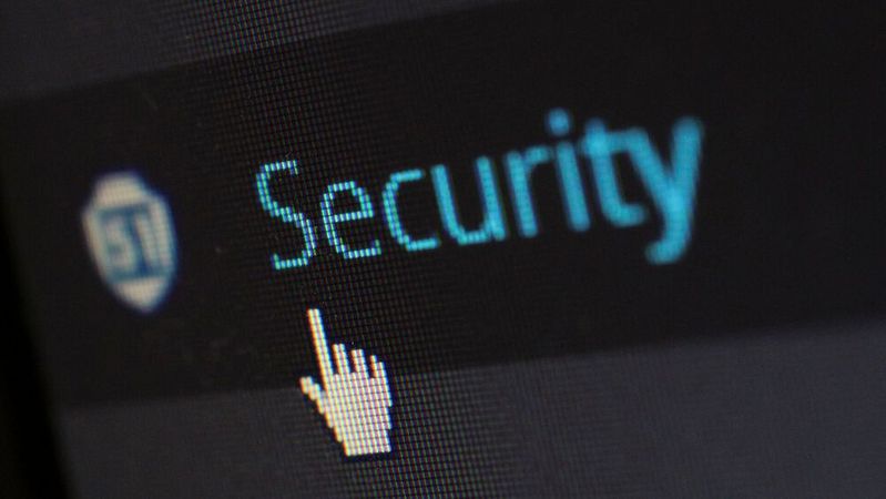 Ziel von Cyberattacken ist es, Schwachstellen in Software zu finden, durch die unbeabsichtigtes Verhalten ausgelöst werden kann. Ziel von Cyberattacken ist es, Schwachstellen in Software zu finden, durch die unbeabsichtigtes Verhalten ausgelöst werden kann.