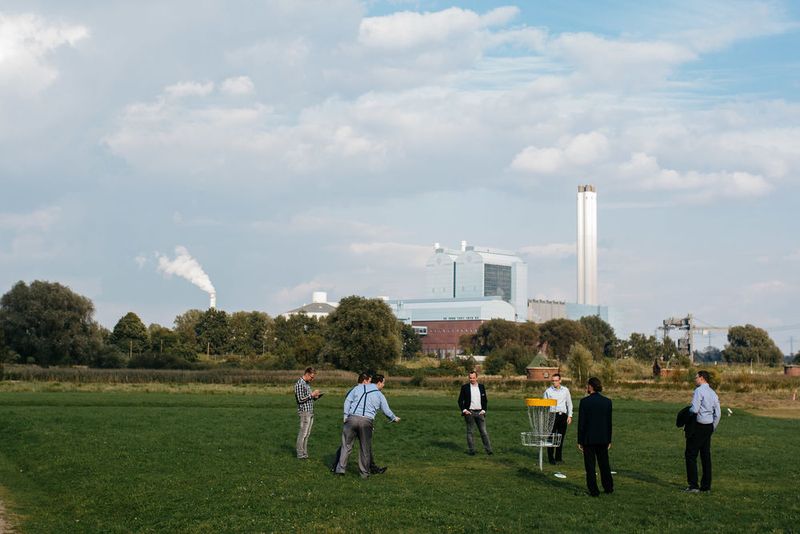 C&P Mitarbeiter im Wettstreit beim Disc Golf (Capeletti & Perl / Stephanie Pelch)
