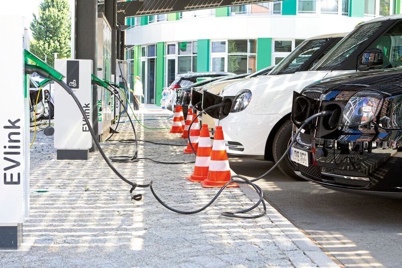 Das Problem sind die Ladestationen. Davon gibt es noch nicht viele, deshalb sollen sich die Akkus per Schnellladung in der Mittagspause (ca. 30 Minuten) wieder füllen lassen. Der Range Extender sorgt für Reichweitensicherheit. (Bild: LEVC)