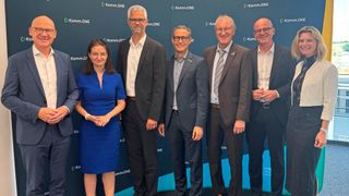 Der Komm.ONE-Verwaltungsrat (v. l.): Ralf Broß, geschäftsführendes Vorstandsmitglied des Städtetags Baden-Württemberg; Ronja Kemmer, Chief Digital Officerin des Landes Baden-Württemberg; Alexander Heinrich, Mitglied des Vorstands der Komm.ONE ab dem 01.01.2027; William Schmitt, Vorstandsvorsitzender der Komm.ONE; Landrat Roland Bernhard, Verbandsvorsitzender des Zweckverbands 4IT und Verwaltungsratsvorsitzender der Komm.ONE; Prof. Dr. Alexis von Komorowski, Hauptgeschäftsführer des Landkreistages Baden-Württemberg; Heidi Schmid, Dezernentin des Gemeindetags Baden-Württemberg. (Bild: Komm.ONE)