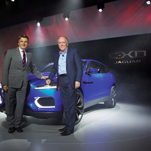 JLR-Chef Ralph Speth (li.) und Chefdesigner Ian Callum bei der Vorstellung der Konzeptstudie C-X17 auf der IAA 2013. Als Jaguar F-Pace geht das SUV nun in Serie.