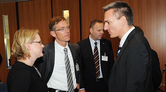 Hintergrundgespräche nach der Preisverleihung: Wolfgang Michel (re.) mit Matthias Möhler und Constanze Fiola (beide Mercedes). (Archiv: Vogel Business Media)