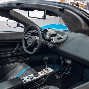 Der Innenraum des T.33 ist spartanisch und sportlich eingerichtet.(Bild:  Gordon Murray)