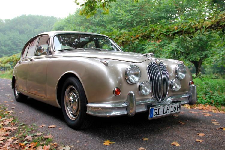 4. Preis: Wer diesen Wagen besitzt, hat die Wahl: Rennstrecke oder Herrenhausauffahrt – gediegenes Gleiten oder sportliche Kurvenlage. Die Mischung aus Sportlichkeit und britischer Solidität, aus Limousinenattitüde und rennpistentauglichen inneren Werten machen den Jaguar MK II (Daimler)  zu einem Charakterkopf. Das Original basiert natürlich auf dem Klassiker Jaguar Mark II. Optische Details und eine etwas feinere Innenausstattung unterscheiden den in Coventry gebauten Briten von der Form gebenden Limousine aus dem Hause Jaguar, zu dem der britische Daimler seit 1960 gehörte. Unter der Haube ist dabei ein Motor tätig, der aus dem Jaguar-Regal stammt: 3,8 Liter groß ist der Sechsender in Reihe - übrigens ein von Kennern über alle Maßen geschätztes  Aggregat. Dieser 1967er wurde von Norbert Gallée zur Verfügung gestellt.  (Lebenshilfe Gießen)