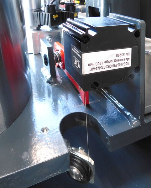 Auch in Teleskopbühnen kommen Seilzugwegsensoren für die elektronische Gleichlaufüberwachung zum Einsatz. Hierbei müssen die Tragarme immer auf der gleichen Hubhöhe gehalten werden, damit die Lastverteilung und das Höhenniveau des Fahrzeugs gleich bleiben.  (Bild: Micro-Epsilon)