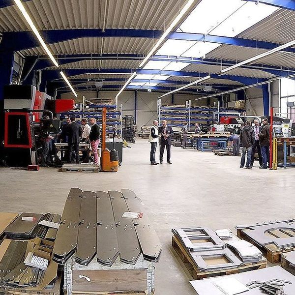 Die Lissmac-Kantenbearbeitungsmaschine ist der Exot in dem Amada-Maschinenpark bei Jordan. Im Hintergrund links stehen die Abkantpressen, rechts die Stanz- und Lasermaschinen. (Bild: Kuhn)