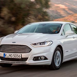 Der neue Ford Mondeo Hybrid, das ist eine große Limousine mit weißer Umweltweste ab 35.200 Euro. Im Test gefiel der Duo-Antrieb unter anderem wegen seines vergleichsweise sehr geringen Kraftstoffverbrauchs.