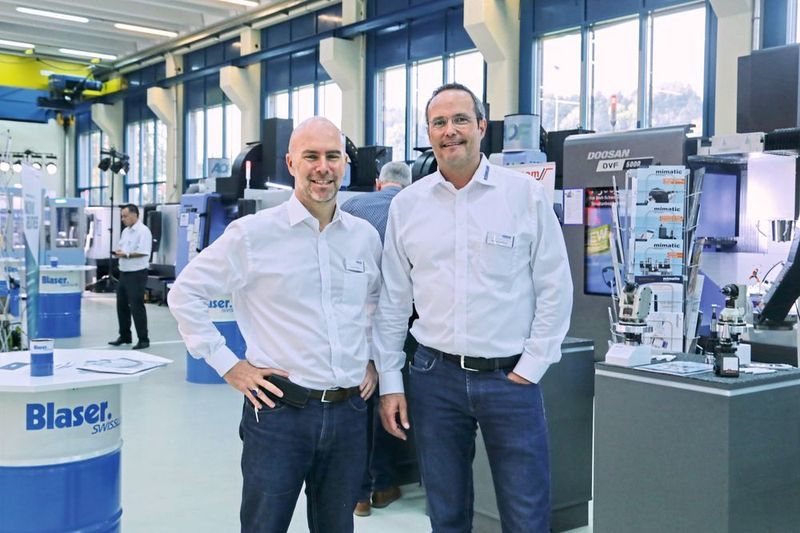 Stefan Deak (links), Inhaber und Geschäftsführer Reimmann Werkzeugmaschinen AG und Rolf Isenschmid, Produktlinienleiter im Vorführraum am Standort in Mönchaltorf. (Anne Richter, SMM)