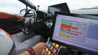 Ein Tablet-PC und eine fette Schalterkonsole im James-Bond-Style sowie jede Menge Computertechnik im Kofferraum: Mit Fahrzeugen wie diesem Toyota CHR testet Continental im Memmingen Fahrerassistenzsysteme im Echtversuch. (Bild: Continental)