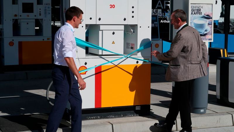 … und eröffnete den Mobility Hub. Links im Bild Lorenz Maier, Geschäftsführer von Maier Korduletsch. (Bild: Diehl – VCG)