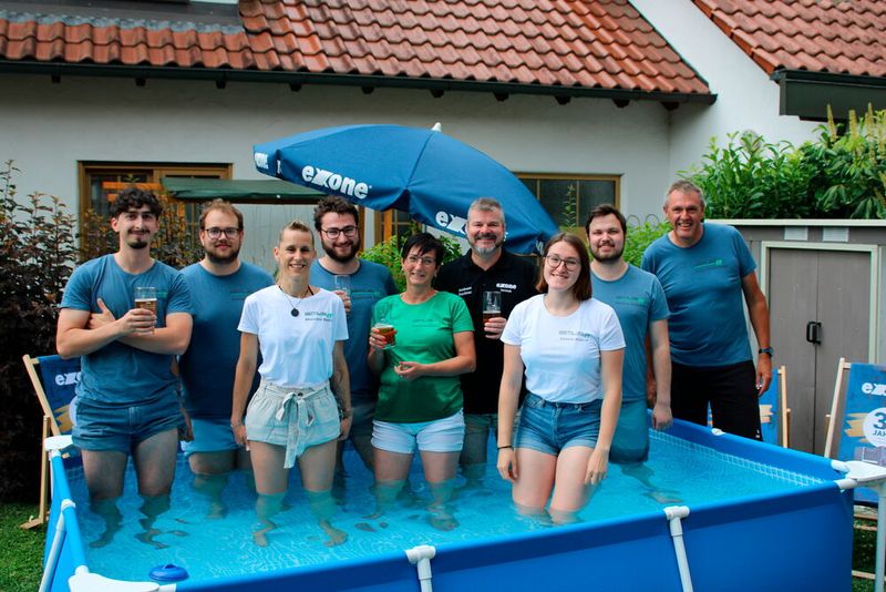 Eine Abkühlung durfte nicht fehlen: (v. l.) Renato Domisic, Jonas Scheck, Melanie Bedic, Dominik Almus, Susanne Almus, Andreas Rechner, Leonie Almus, Markus Reitsam, Klaus Hinderberger – (alle Almus IT) (Extra Computer)