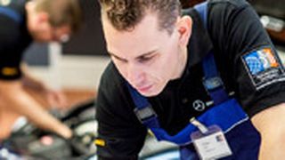 Hochkonzentrierte Arbeit: Beim Weltfinale der siebten Mercedes-Benz Global Techmasters in Stuttgart (19. bis. 21. November) traten Werkstatt-Teams aus 16 Ländern gegeneinander an. (Foto: Mercedes-Benz)