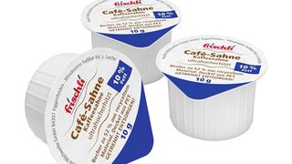 Durch die neue EU-Verpackungsverordnung sind solche Einzelverpackungen in die Schusslinie geraten. Am Fraunhofer Umsicht hat man deshalb mal nachgerechnet, ob die Einzelverpackung umweltverträglicher ist, oder ein Mehrwegsystem mit Lebensmittelverlusten ... (Bild: Frischli Milchwerke)