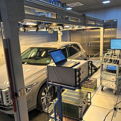 Voll verkabelt: VW Golf eTSI auf dem Prüfstand (Bild: Fraunhofer IBP)