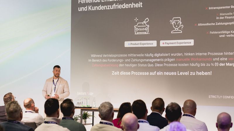 Zakaria Habssaoui stellte in einem Expertenvortrag vor, wie die Nutzung von Bezahl.de buchhalterische Abläufe im Autohaus vereinfachen kann. (Bild: Stefan Bausewein)