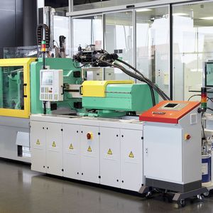 Ziel der Kombination aus elektrischer Spritzgießmaschine Allrounder 470 A und servoelektrischer Entformeinrichtung ist die Präzisionsfertigung bei kurzen Zykluszeiten und hoher Energieeffizienz. Bild: Arburg