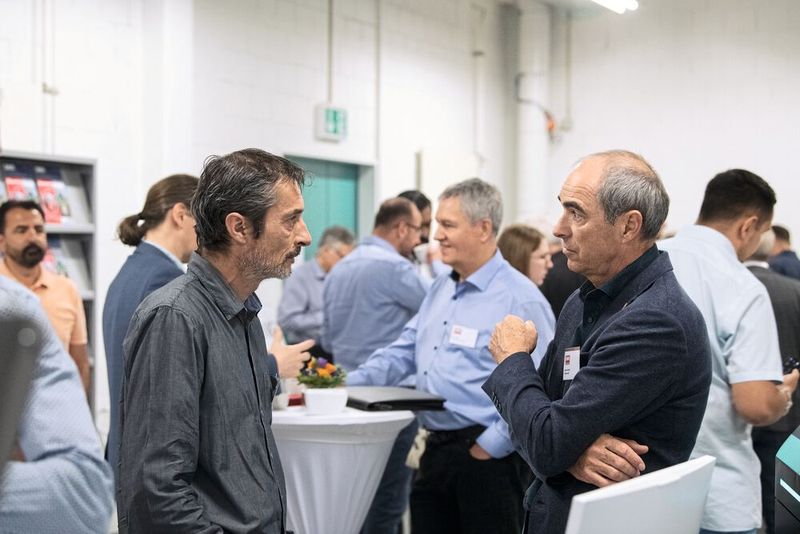 Zwischen den Referaten gab es Zeit für die Ausstellung, interessante Gespräche und Networking. (Bild: Thomas Entzeroth)