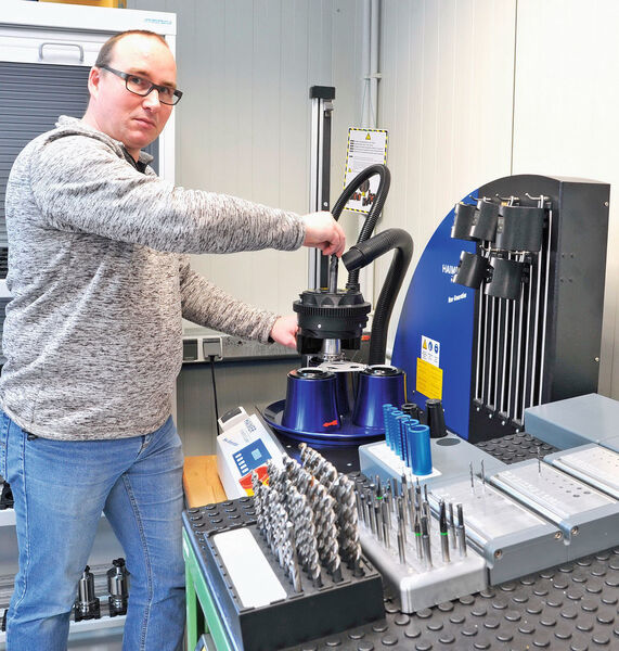 Mark Harleman von NBF am Haimer-Schrumpfgerät: Er sieht im schnellen und einfachen Werkzeugwechsel eine der großen Stärken. (Bild: Haimer)