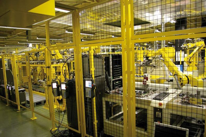 Roboter, so weit das Auge reicht: Wie hier in der Elektronikfertigung dominieren Roboter das Bild in den Fertigungshallen von Fanuc.Bild: Kroh (Archiv: Vogel Business Media)