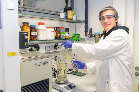 Dr. Christian Sonnendecker und sein Team entdeckten ein Enzym, das PET-Kunststoff in Rekordgeschwindigkeit abbaut. (Bild:  Swen Reichhold)