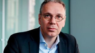 BV-Med-Geschäftsführer und Vorstandsmitglied Dr. Marc-Pierre Möll macht auf die Bedeutung der durchgängien Versorgung mit Medizintechnologie aufmerksam und spricht seine Anteilnahme aus. (BVMed/Darius Ramazani)