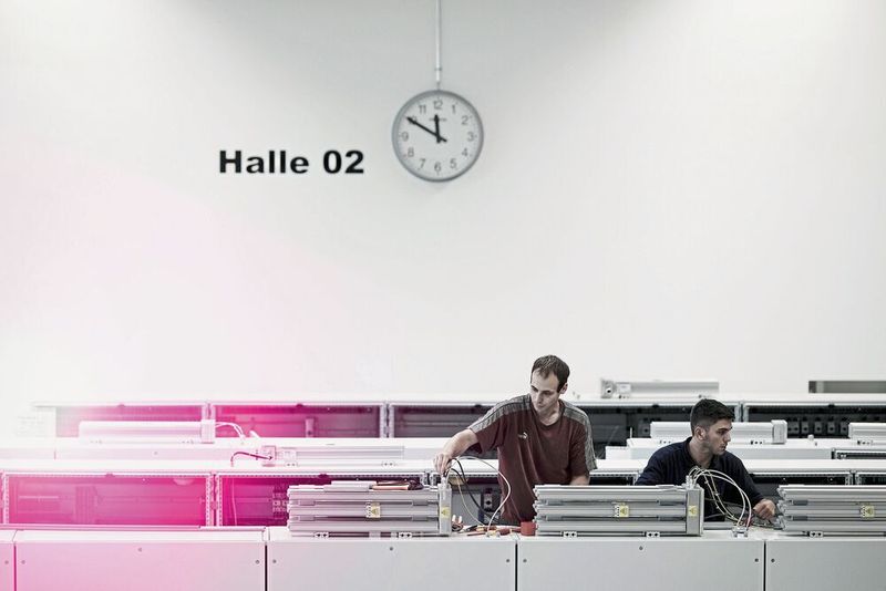 Bild 1: Monteure bei Schaper in Herford bauen Anlagen auf Basis des neuen Großschranksystems VX25 von Rittal. (Rittal)