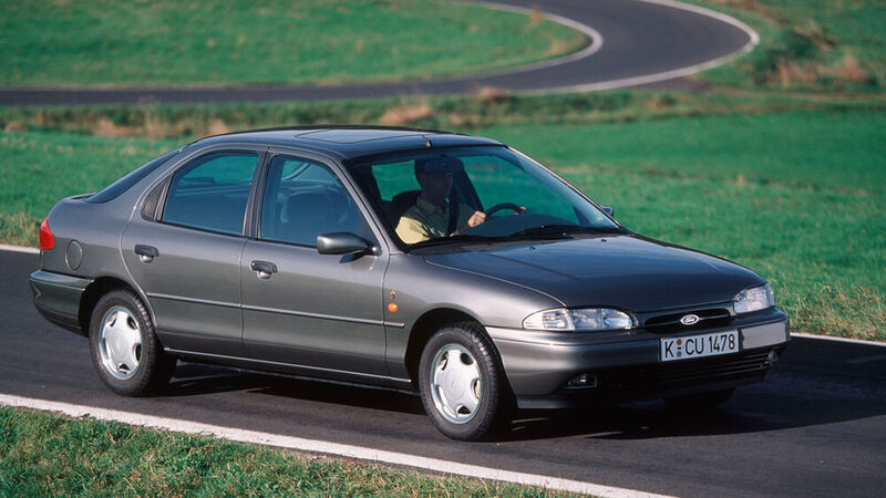 Die erste Generation des Ford Mondeo ab dem Jahr 1993. Ein Jahr später wurde er zum „Auto des Jahres“ gewählt. Von 1994 bis 2000 bot Ford alle drei Karosserievarianten (Stufenheck, Fließheck und den Turnier genannten Kombi) zum gleichen Preis an. (Bild: Ford)