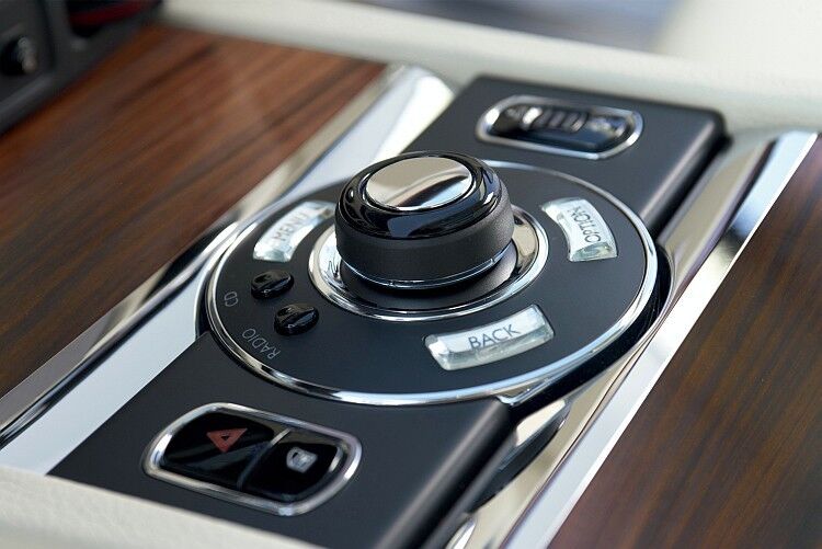 Das I-Drive von BMW mit Rolls-typischer Verpackung übernimmt die Steuerung der Entertainmentsysteme. (Foto: Rolls-Royce)
