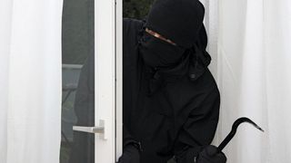 Die Balkontür war leicht zu knacken. Noch ein Schritt, und dann löst der intelligente Fussboden CapFloor Alarm aus. (Bild: Fraunhofer IGD)