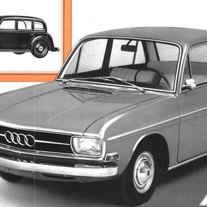 1965 kam der „neue Audi“ auf den Markt – 25 Jahre nachdem im Zuge der kriegsbedingten Produktionseinstellung 1940 der letzte Audi 920 das Montageband im sächsischen Zwickau verlassen hatte, und 55 Jahre nachdem mit dem Audi Typ A 10/22 PS das erste Audi-Automobil überhaupt ausgeliefert worden war.(Audi)
