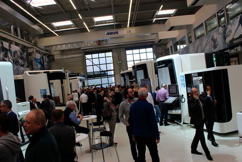 Wie jedes Jahr herrscht gute Stimmung unter den Gästen der traditionellen Hausausstellung von DMG Mori in Pfronten. (Sonnenberg)