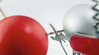 Das neue Katalysatorsystem funktioniert wie ein Multifunktionswerkzeug, das die Bindungen im Wassermolekül trennt. (C. Hohmann, Nanosystems Initiative Munich NIM)