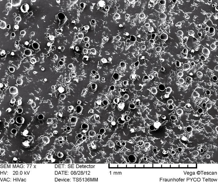 Rasterelektronenmikroskopische Aufnahme eines Schaumwerkstoffes mit Rezyklatanteil. (Bild: Fraunhofer PYCO)