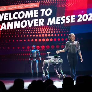 Die Eröffnung der Hannover Messe 2025 gab schon einen Vorgeschmack auf die Themen: Robo-Hunde gehören definitiv dazu. (Bild: Hannover Messe)