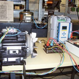 KSB-Frequenzumrichter Pump Drive und der Synchronreluktanzmotor (Supreme, Bemessungsleistung: 0,75 kW) auf dem Prüfstand in der Hochschule Hannover.