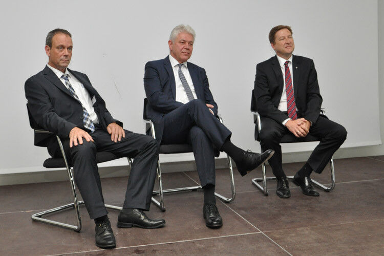 Zusammen mit seinen Kollegen Peter Beck (Aftersales, li.) und Jens Schulz (Vertrieb, re.) stand Frey den Händlern für Fragen zur Verfügung. (Foto: Wehner)