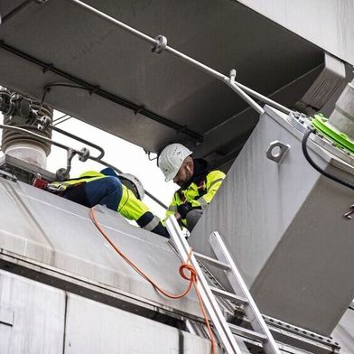 Das Forschungsteam bei der Installation seines Messsystems für Feldtests. Mit faseroptischen Stromsensoren lassen sich Gleichströme in einem Umspannwerk erfassen. (Bild: EMS - TU Graz)