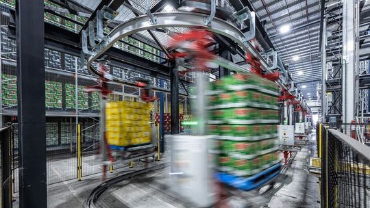 „FastMove‶ markiert den nächsten Schritt in der Weiterentwicklung der „MonoRail‶-Technologie bei Swisslog und bietet auch für bestehende Anlage klare Vorteile.(Bild:  Swisslog)
