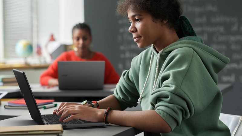 Das Clamshell-Chromebook 311-C725 und dessen Spin-Variante sind mit dem Chrome Education-Upgrade erhältlich, das die Verwaltung ganzer Geräteflotten vereinfacht und sensible Daten schützen soll. (Bild: Acer)